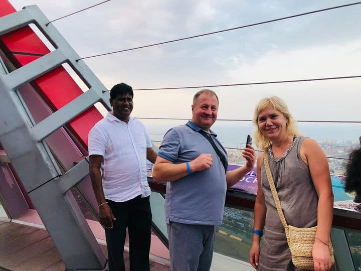 Heken Travelscape agent with happy travelers